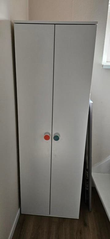 Witte kledingkast met hang- en legruimte