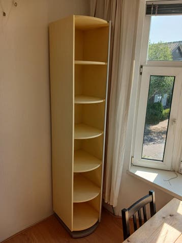 Kast met planken en schuifdeur