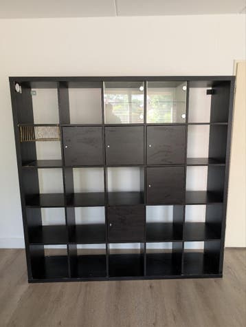 Grote zwarte kast met vakken en deurtjes