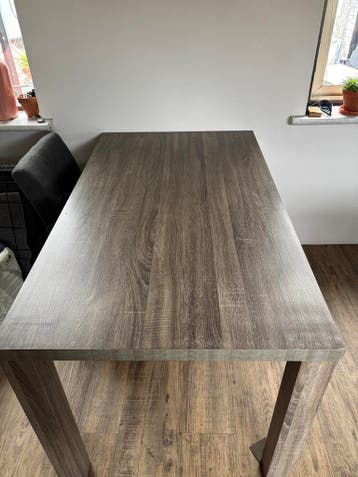 Tafel + 4 stoelen + Dressoir Gratis!