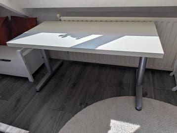Wit bureau met metalen onderstel verstelbaar in hoogte