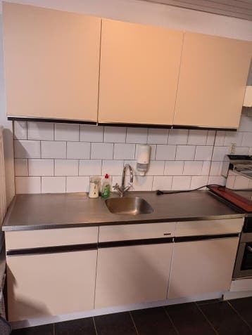Oude keuken met RVS blad