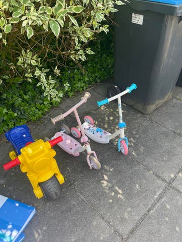 2 kinderstepjes en plastic motor - Gebruikt maar goed