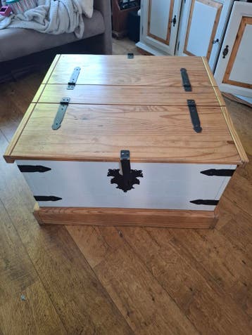 Houten kist met 2 kleppen en veel opbergruimte (85x82x46)