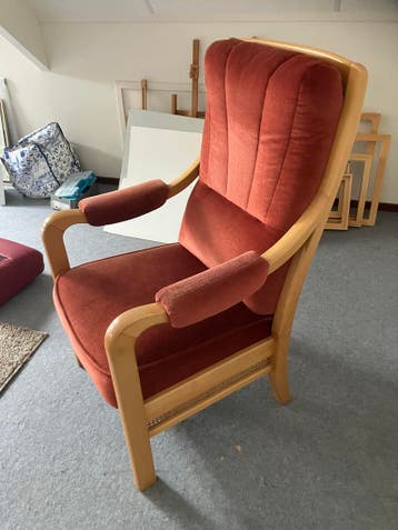 Comfortabele fauteuil met houten frame en stoffen bekleding