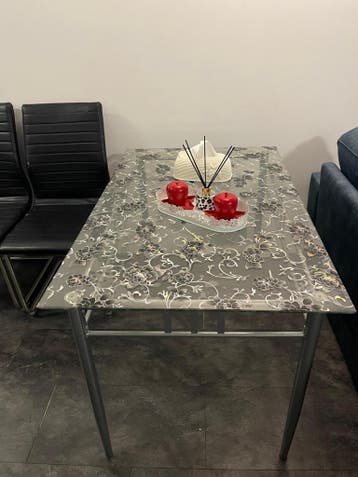 Eettafel met stoelen