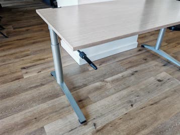 Gratis - Drie bureaus van 160x80 - hoogte verstelbaar