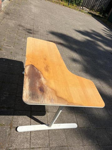 Gratis bureau met verstelbare poten