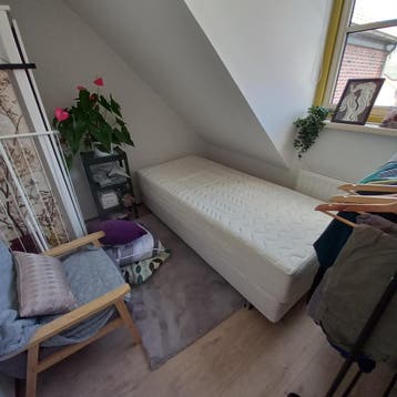 Eenpersoons bed in goede staat.