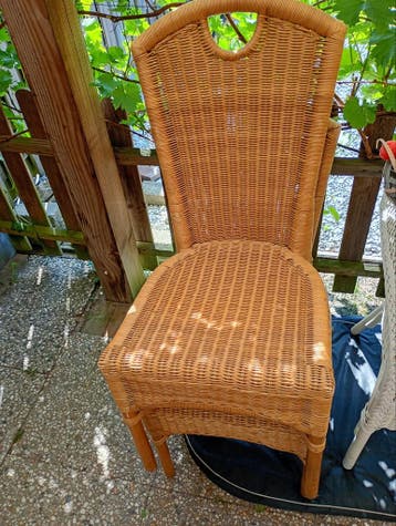 2 rieten stoelen