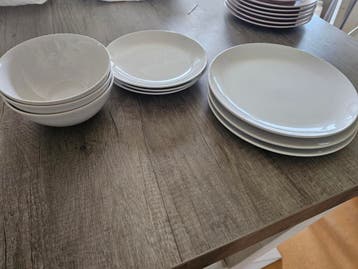 Wit servies: 3 kommen, 3 ontbijtborden, 3 dinerborden