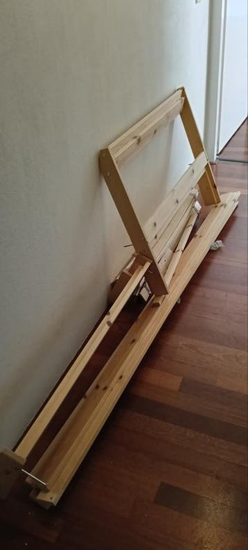 Gratis houten bedframe met lattenbodem en matras