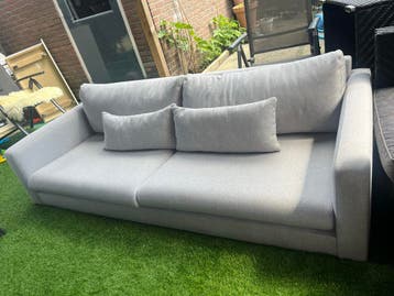 Comfortabele grijze 2-zitsbank met kussens