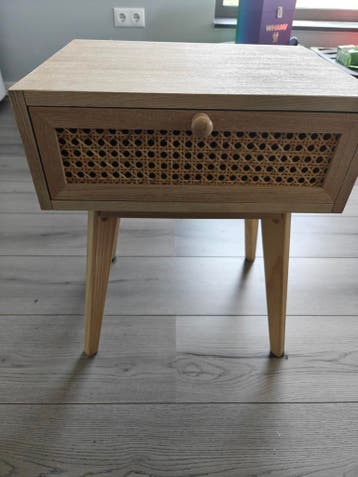 Nachtkastje met rotan lade en houten poten