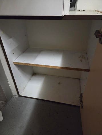 Witte kast met plank en deur - gratis