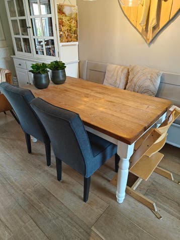 Gratis af te halen: Robuuste houten eettafel