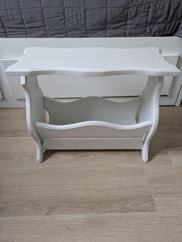 Houten krantenbak/bijzettafel