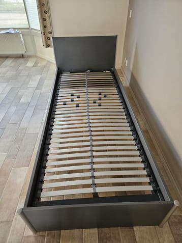Gratis Eenpersoonsbed grijs 90x220 cm met lattenbodem