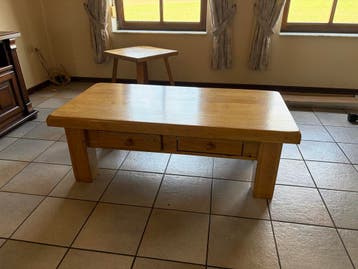 Houten salontafel met twee lades 140x70x47 cm