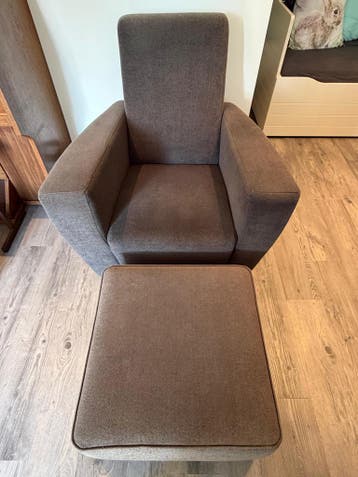 Comfortabele fauteuil met bijpassende poef