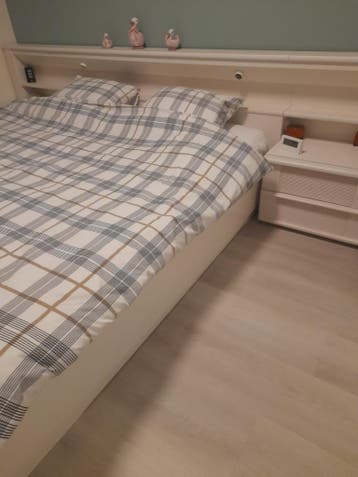 Tweepersoonsbed 180x200 cm met nachtkastjes en matrassen