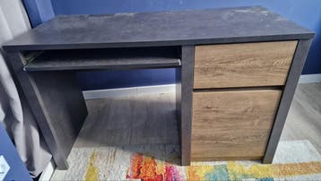 Gratis af te halen - Modern bureau met stoel