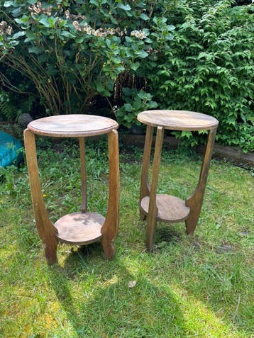 GERESERVEERD GRATIS twee houten bijzet / plant tafels