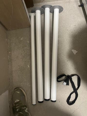 Metalen tafelpoten 4 stuks, 3 aparte en 1 andere diameter
