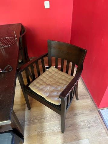 Donkerbruine houten eetkamerstoelen en tafel(4 stuks)