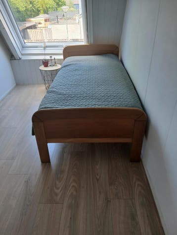 Mooi stevig bed  200 bij 90 cm gratis