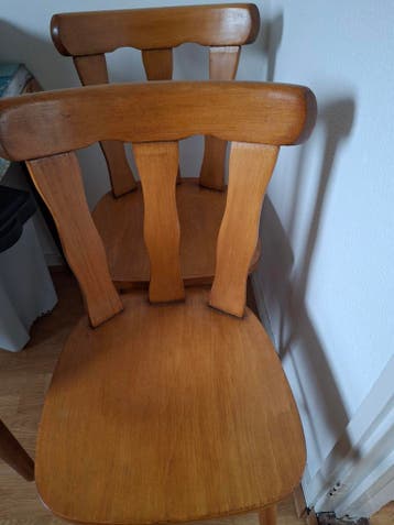 Set van 2 houten stoelen