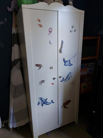 Leuke kinder kledingkast met kleine beschadigingen