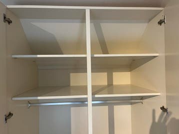 Witte/creme kledingkast met planken en hangruimte