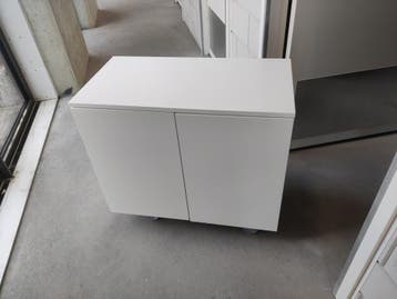 Witte kast voor aan de muur