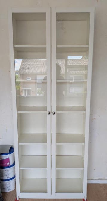 Gratis witte vitrinekast met glazen deuren en planken