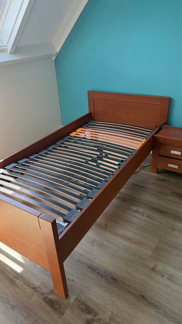 Eenpersoonsbed met elektrische lattenbodem en nachtkastje