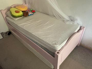 Eenpersoons hemelbed met eventueel matras  ijzeren lattenb.