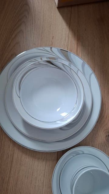 Elegant Wit Servies met Zilveren Rand - Compleet Set Gratis