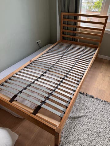 Gratis Eenpersoonsbed met lattenbodem en eventueel matras