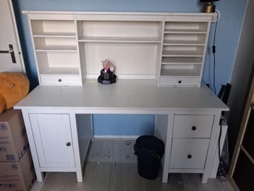 Wit bureau met opbouw en opbergruimte