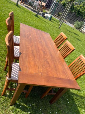 Massief houten eettafel met 6 stoelen