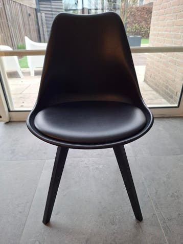 4 zwarte stoelen met zitkussen