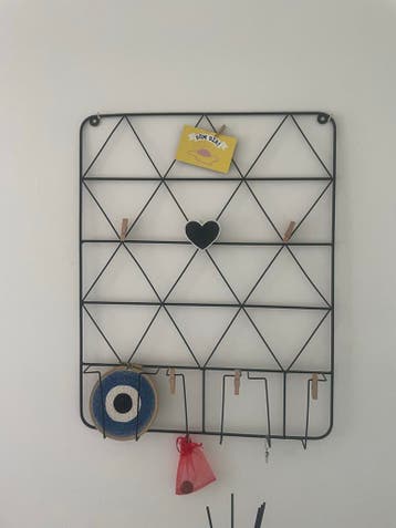 Zwart metalen wandrek met geometrisch patroon