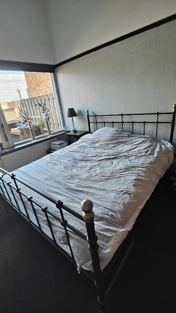 Gratis stalen bed met matras en lattenbodem