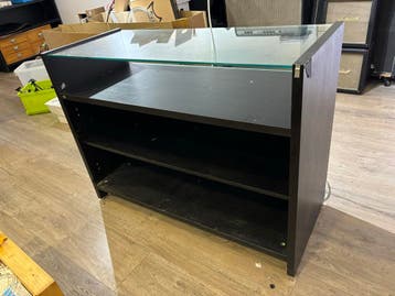 Zwarte toonbank met glazen blad en opbergruimte