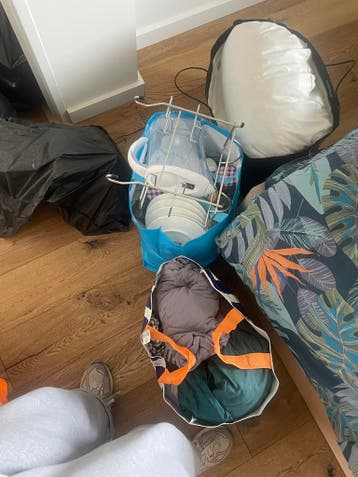 Keukenbenodigdheden, beddengoed en kussens gratis