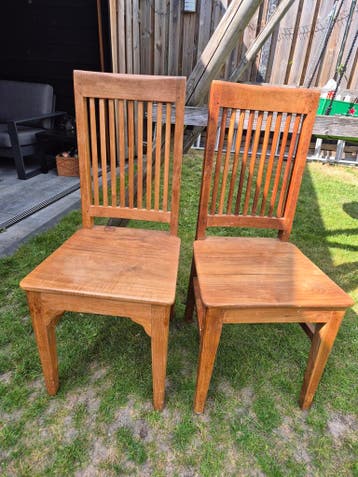 2 houten eetkamerstoelen GRATIS!