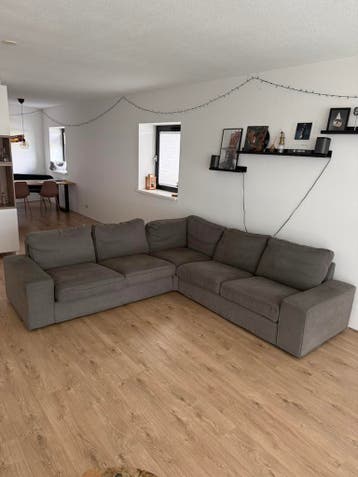 Ikea Kivik 4-zits bank in de kleur grijs/groen.