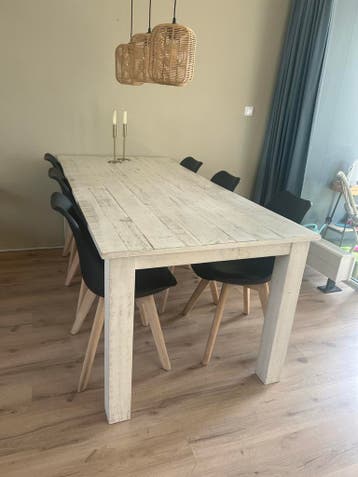 Eettafel, eetkamerstoelen, tv meubel en kast - Gratis