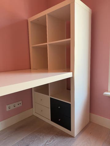 IKEA KALLAX-kast gecombineerd met tafelblad
